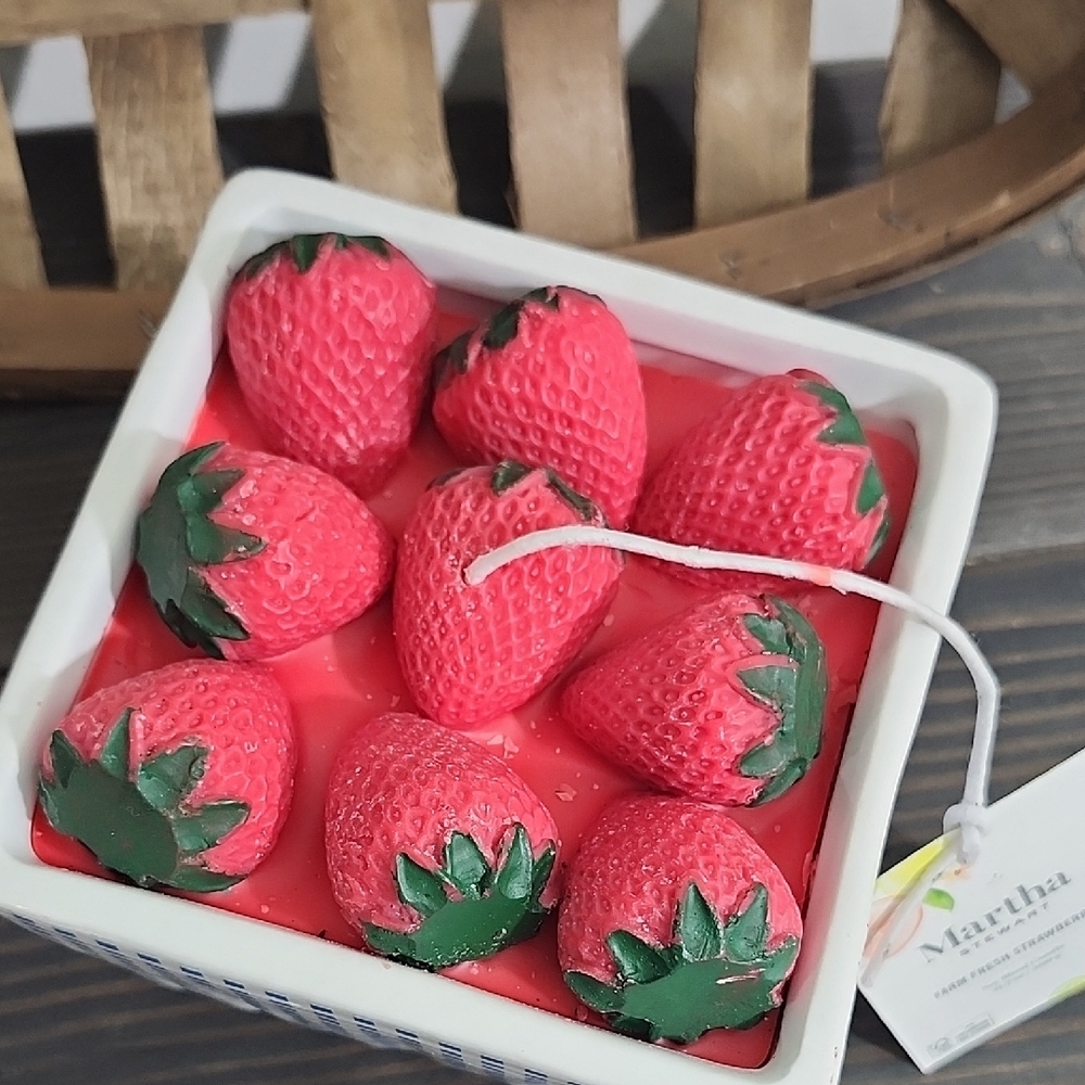 Martha Stewart Farm Fresh Strawberry Soy Blend Candle 31.7 oz – Decorative Fruit - Picture 3 of 4